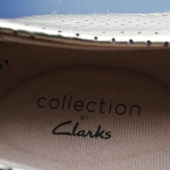 Clarks Womens Slip On Loafer Gold Perforated Flat Heel Almond Toe Elastic 7.5M - Picture 8 of 9